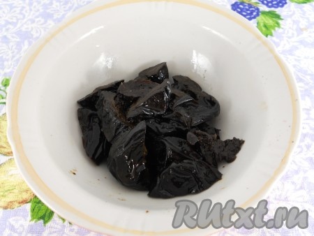 Чернослив также замочить в кипятке на 10 минут, после чего воду слить, чернослив порезать на 2-4 части.
