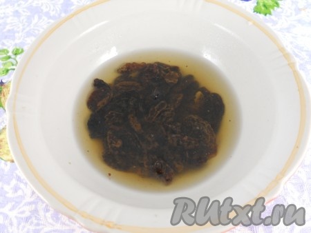 Изюм замочить на 10 минут в кипятке.