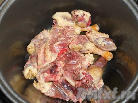 Жир утиный (шкуру) порезать маленькими кусочками и поместить в чашу мультиварки. Выставить режим "Жарка" на 10 минут. После того как жир вытопится из шкуры, кусочки выбросить. В жир выложить утку, порезанную на средние куски. Кусочки утки выкладывать кожей вниз. Готовить на том же режиме еще 15 минут. Через 7-8 минут утку перевернуть.
