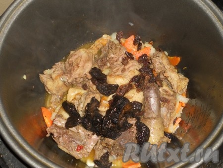 Далее утку посолить, добавить изюм и чернослив.
