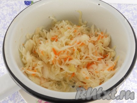 Капусту квашеную промыть под проточной водой, отжать.

