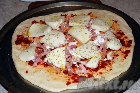 А дальше можно готовить пиццу с различными начинками. Я в качестве начинки использовала сыр, помидоры и ветчину. Выпекать пиццу в разогретой духовке при температуре 220-250 градусов примерно 10-15 минут.