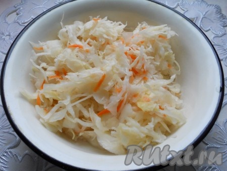 Капусту квашеную отжать. Если используете свежую - нашинковать.