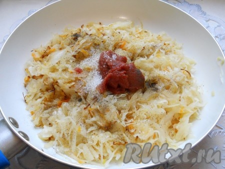 Добавить в капусту томатную пасту, всыпать сахар, поперчить по вкусу. Влить воду или бульон, перемешать и тушить 10 минут.
