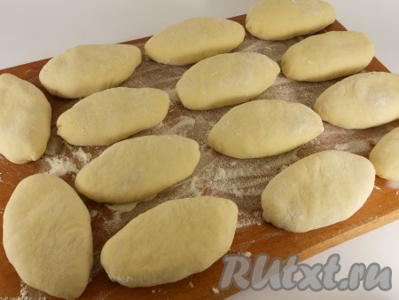 Слепить пирожки обычным способом.