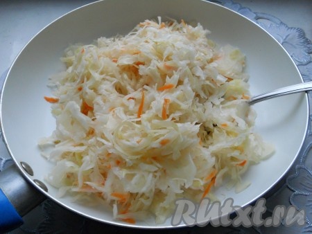 Добавить к луку капусту, перемешать, обжаривать, помешивая, в течение 5 минут.
