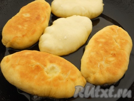 Жарить пирожки с капустой на среднем огне, с двух сторон, до румяной корочки (около 3-4 минут с каждой стороны).