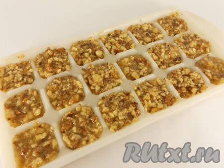 Разложить получившуюся ореховую массу по формочкам для льда (или силиконовым формочкам).&nbsp;