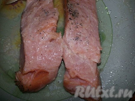 Размораживаем слоёное тесто. Филе красной рыбы нарезаем толстыми полосками. Перчим, солим и выдавливаем на рыбу лимонный сок. Даем немного рыбке замариноваться.