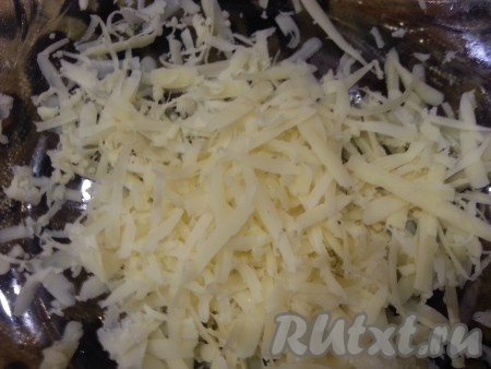 Натираем на тёрке сыр.