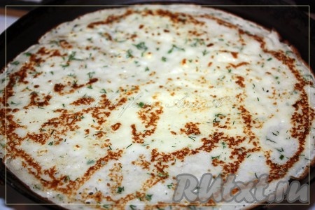 Выпекать блины на разогретой сковороде, если антипригарное покрытие - тогда достаточно 1 раз смазать растительным маслом сковороду.
