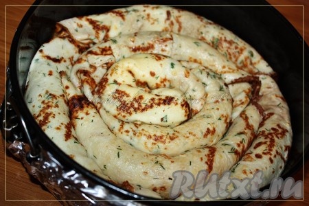 Форму слегка смазать маслом&nbsp; (если вы берете разъемную форму, тогда низ формы обмотайте фольгой в 2-3 слоя, потому что заливка жидкая и может вытечь). А вообще лучше, конечно, брать литую формочку. На низ формы можно уложить 1-3 блинчика, как основу, далее по спирали уложить блины с начинкой.
