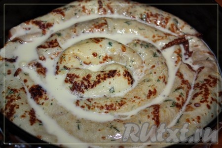 Залить пирог заливкой и отправить в разогретую духовку при температуре 180 градусов на 25-30 минут. Сыр кладем по желанию, можно в заливку его сразу натереть на терке или если в духовке есть гриль, тогда кладем сыр за 3-5 минут до окончания выпечки и зарумяниваем грилем.
