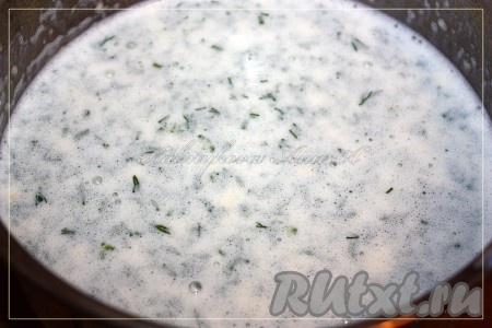 Добавить в тесто укроп и растительное масло. Дать минут 5-10 тесту отдохнуть.
