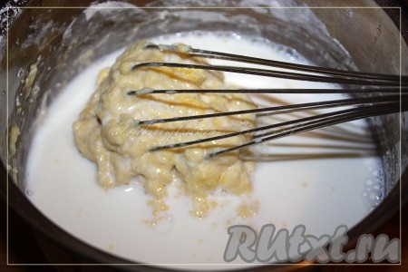 Добавлять молоко постепенно, чтобы тесто равномерно расходилось и комочки уменьшались.
