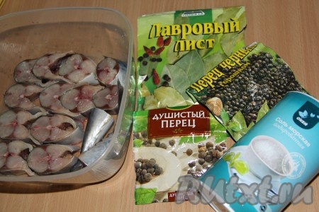 Скумбрию разморозить, отрезать голову и плавники. Очистить рыбу от внутренностей. Промыть под проточной водой. Нарезать рыбу на кусочки.
