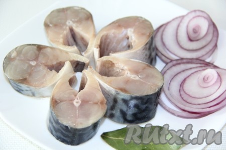 Через сутки ароматная домашняя малосольная скумбрия готова. Очень вкусно подать рыбку с отварным картофелем.
