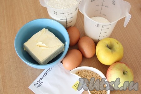 Подготовить продукты для приготовления пирога с яблоками и кунжутом. Сливочное масло заранее достать из холодильника, чтобы оно стало мягким.