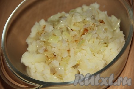 Приготовим начинку для лепёшек. Очищенную картошку заливаем водой, солим, ставим на огонь и варим до готовности. Затем воду сливаем, добавляем теплое молоко и разминаем картофель в пюре. Очищенный лук мелко режем и обжариваем на сливочном масле до золотистого цвета. Обжаренный лук добавляем в картофельное пюре, перчим и хорошо перемешиваем. Начинка готова.
