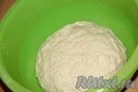 Затем добавляем просеянную муку и замешиваем мягкое тесто. В конце замеса вливаем растительное масло и хорошо вымешиваем тесто. Накрываем миску с тестом полотенцем и оставляем в теплом месте на 1 час.