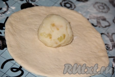 Из каждой части теста раскатываем (не тонко) круг. Берём 1 столовую ложку (с горкой) начинки и скатываем плотный картофельный шарик. Выкладываем начинку в центр круга.

