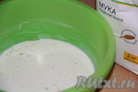 Тёплый кефир, сахар, соль, дрожжи помещаем в глубокую миску и хорошо перемешиваем.