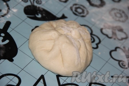 Защипываем края к центру, чтобы получился мешочек.