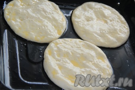 Каждый мешочек переворачиваем защипом вниз, немного приминаем рукой, а затем аккуратно раскатать скалкой, чтобы получились лепёшки. Лепёшки с картошкой перекладываем на противень, смазанный растительным маслом. Верх лепёшек смазываем взбитым яйцом.