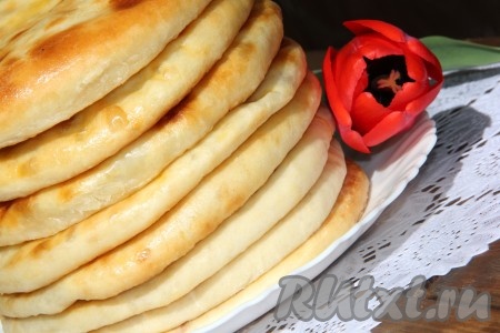 Выпекаем в разогретой духовке примерно 30 минут при температуре 180-200 градусов до золотистого цвета. Затем лепёшки перекладываем на полотенце и слегка остужаем. Лепёшки с картошкой, приготовленные по этому рецепту, получаются мягкими и очень вкусными.
