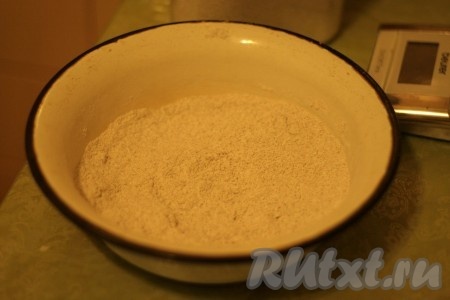 Муку просеиваем вместе с разрыхлителем в глубокую миску.