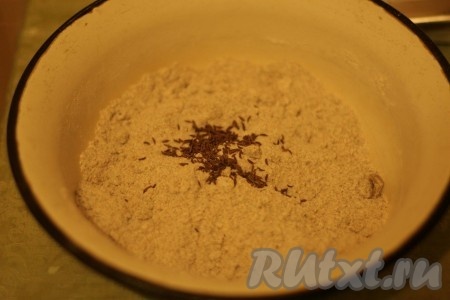 Вливаем растительное масло, перемешиваем руками, должна получиться крошка. Добавляем тмин и соль, перемешиваем масляно-мучную крошку.