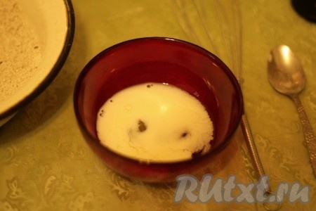 В отдельной миске соединяем яйцо и молоко, взбиваем вилкой до однородности.