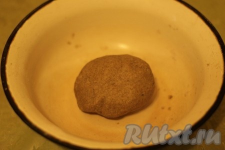 Добавляем молочно-яичную смесь к получившейся масляно-мучной крошке и замешиваем эластичное, не липнущее к рукам тесто.