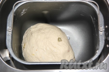 Выставить "Основной режим выпечки" или "Белый хлеб" (время выпекания 3 часа 15 минут), вес - 750 грамм, цвет корочки - средний. После первого замеса, по звуковому сигналу всыпать семена тыквы. Следить за формированием колобка.