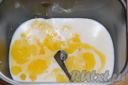 В ведёрко хлебопечки влить простоквашу комнатной температуры, растопленное сливочное масло и добавить сахар.
