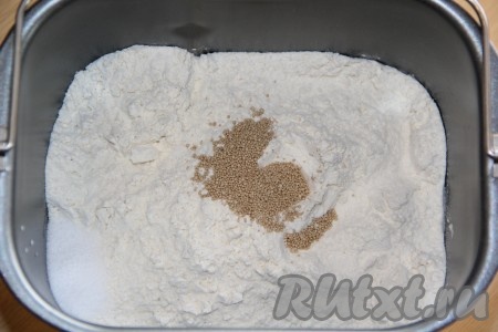 Затем всыпать муку, добавить соль и дрожжи. Закладку продуктов производить так, как указано в инструкции к вашей хлебопечке.