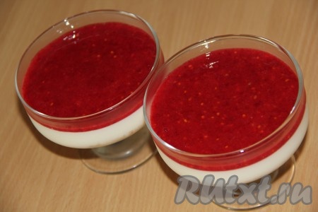 Для приготовления ягодного соуса пробить в блендере красную смородину и сахар до однородности и полного растворения сахара (лучше взять сахар мелкого помола). Полить верх десерта из сливок и желатина соусом из ягод и можно наслаждаться очень вкусным, нежным лакомством.
