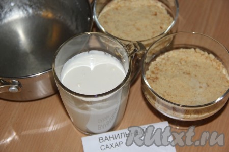 Печенье измельчить, добавить мягкое сливочное масло и перетереть руками в крошку. Получившуюся массу из печенья выложить на дно креманок и утрамбовать. Поставить креманки в холодильник минут на 20. Сливки вылить в кастрюльку и поставить на огонь, хорошо прогреть (не кипятить!). Затем снять с огня, добавить набухший желатин и хорошо перемешать до полного растворения желатина.
