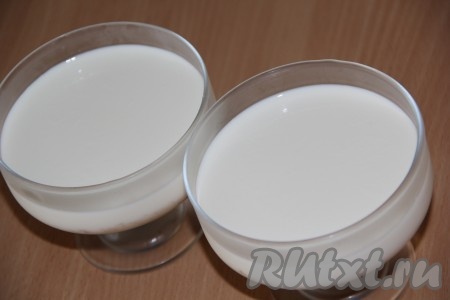 Достать креманки из холодильника, аккуратно на печенье вылить сливочную массу и отправить десерт&nbsp;из сливок и желатина в холодильник до полного застывания.
