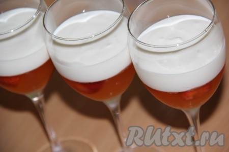 Набухшую желатиновую смесь поставить на средний огонь и прогреть до полного растворения желатина, постоянно помешивая и не доводя до кипения. Снять желатиновую смесь с огня, добавить сметану и хорошо перемешать. Разлить получившееся сметанное желе поверх застывшего желе и отправить в холодильник до полного застывания верхнего слоя.