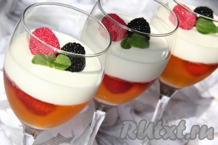 Десерт, приготовленный из желе и сметаны, получается вкусным, нежным, остаётся только украсить его (я украсила листиками свежей мяты и мармеладом) и подать к столу.