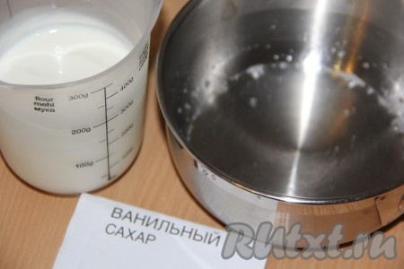 В небольшую кастрюльку всыпать желатин, залить 50 миллилитрами холодной воды, перемешать и оставить минут на 15-20 для набухания. Сметану смешать с сахаром.