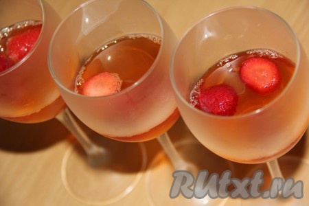 Желатиновую смесь разлить по фужерам и отправить в холодильник до полного застывания.
