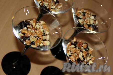 Затем выложить орехи.