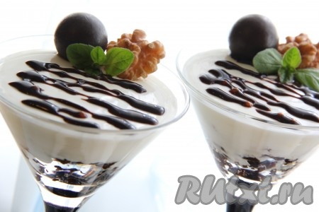 Перед подачей на стол украсить десерт по желанию. Я украсила необыкновенно вкусный&nbsp;десерт из чернослива и грецких орехов мятой, шоколадным сиропом, конфетами и орехами.
