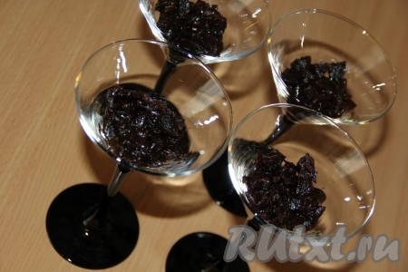 Чернослив нарезать на кусочки и выложить на дно фужеров. 