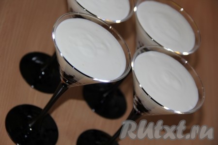 Разлить получившеюся смесь по фужерам поверх чернослива и грецких орехов. Поставить десерт в холодильник до полного застывания.
