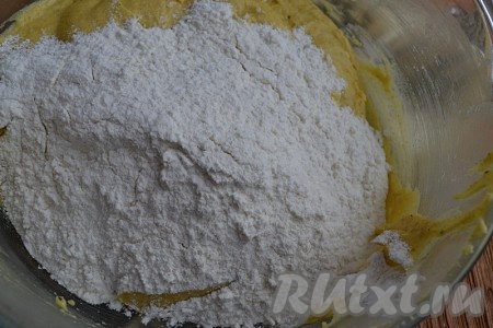 В получившуюся массу постепенно, небольшими порциями, добавить просеянную муку, каждый раз хорошо перемешивая тесто. Тесто на этом этапе лучше перемешивать лопаткой, миксер может не справиться.