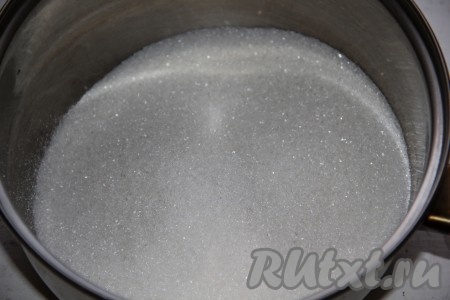 В казанке смешать сахар и воду. Варить на среднем огне наш сироп 2-4 минуты. Наша масса должна &nbsp;превратиться в золотистую карамель, но ни в коем случае не перевариться.
