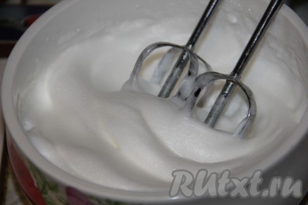 Яичные белки взбить до устойчивых пиков.